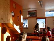 In de Kidsroom is er eten en ruimte om te ravotten.