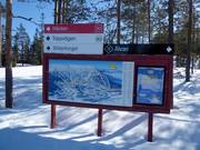 Pistebewegwijzering met pistekaart in Stöten