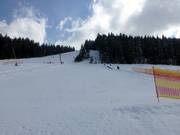 Makkelijke piste bij de transportband in het dal