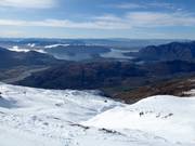 Uitzicht vanaf de High Street over het skigebied Treble Cone met Lake Wānaka