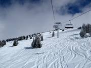Diepe sneeuwhellingen in het skigebied Grand Targhee