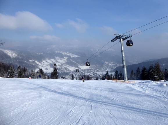 De Szczyrk Gondola gaat naar boven naar de Hala Skrzyczeńska