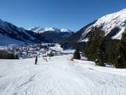 Brede, lichte piste bij de Egghof Sun Jet met uitzicht op Berwang