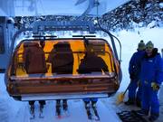 Vriendelijk personeel staat klaar bij het instappen