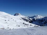 De Wildkogel-Arena met uitzicht op de Rettenstein