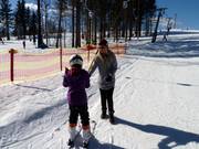 Het personeel helpt bij het instappen.