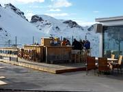 Après-ski-bar op het panoramaterras van het Maschgenkammrestaurant