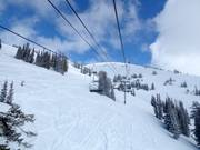 Diepe sneeuwhellingen in het skigebied Grand Targhee
