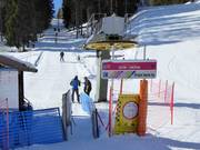 Bij de sleeplift wordt de beugel aangereikt.