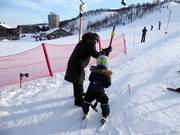 Bij de sleeplift in Tänndalen wordt de beugel aangereikt.