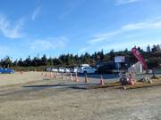 Mt. Hutt informatiecentrum met verhuur van sneeuwkettingen aan de toegangsweg