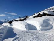 Bij de vakantiehutten worden de grote hoeveelheden echte sneeuw pas duidelijk. 