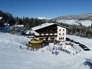 Het Salzburger Dolomitenhof ligt direct aan de piste in Annaberg.