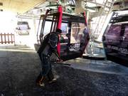 Het perron van de gondelbaan wordt schoongemaakt