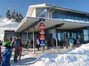 Bebording bij het bergstation van de gondelbaan