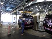 Het personeel is aanwezig bij het instappen van de gondelbaan.