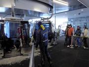 Behulpzaam personeel bij het instappen bij de Silverjet 1