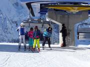 Bij het uitstappen is er personeel aanwezig