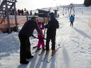 Bij de sleepliften wordt graag geholpen bij het instappen.