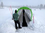 Bij de transportband helpt men beginners