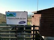 Informatiebord bij de ingang van de skiclub