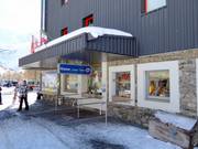 Verzorgde kassa bij het dalstation