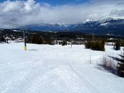 De vierzitsstoeltjeslift Catamount biedt bijna uitsluitend gemakkelijke pistes.
