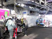 Bij de gondellift wordt hulp geboden bij het instappen.