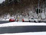Goede bewegwijzering langs de weg tussen de afrit van de snelweg en Burbach