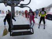 Bij sneeuwval worden de stoelen schoongeveegd.