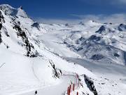 Piste Fluhalp met uitzicht op de Findelgletsjer