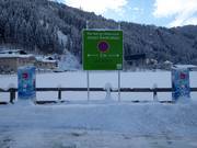 Oplaadpunt voor elektrische auto's bij de parkeerplaats van de Rosenalmbahn in Zell am Ziller