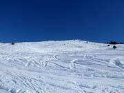 Diep sneeuw helling in het skigebied Minschuns