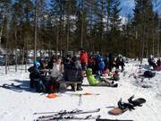 Bij mooi weer zit je in de zon.