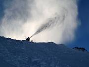 Sneeuwproductie op de Presena-gletsjer