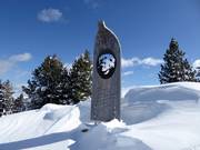 Het monument op de top van de Paion is gewijd aan Carlo Donei, skileraar en oprichter van de Alpe Cermis skischool.