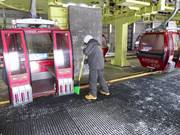 De stations van de gondelbaan worden met veel inzet schoongemaakt.