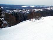 Aan de linkerhelling, gezien van boven, is er een korte steile helling.
