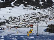 Het dorp Hinterthal ligt direct aan de voet van de pistes en liften.