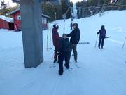 Het personeel helpt bij het instappen.