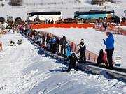 De transportband bij de Dorfsweide vervoert beginners en rodelaaren.