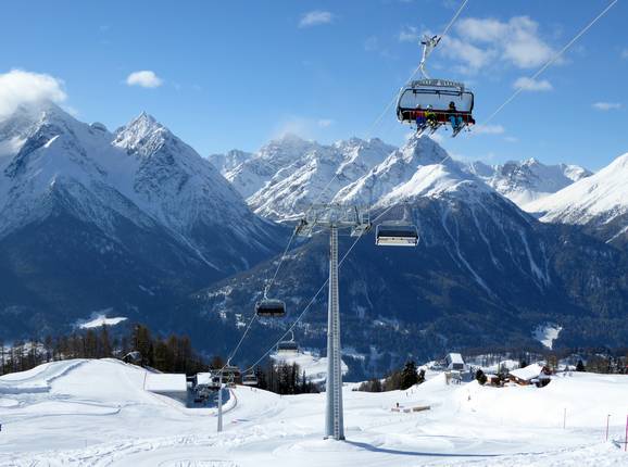 Zespersoonsstoeltjeslift Prui-Clünas met prachtig uitzicht op de bergen