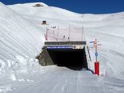 De eenvoudige piste loopt onder een middelzware piste door.