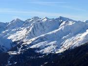 Uitzicht vanaf de overkant op het skigebied Kappl
