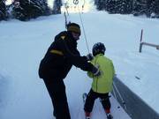 Het personeel helpt bij het instappen.