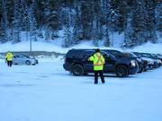 Op de parkeerplaats word je vriendelijk naar je parkeerplek begeleid.