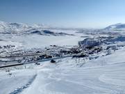 Piste naar Riksgränsen met uitzicht op het Vassijauremeer