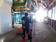 Bij de gondelbaan worden de ski’s afgenomen