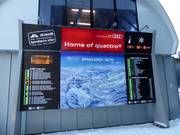 Gedetailleerde informatiebord bij het dalstation Hromovka