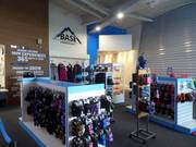 Zeer verzorgde entree bij de skihal